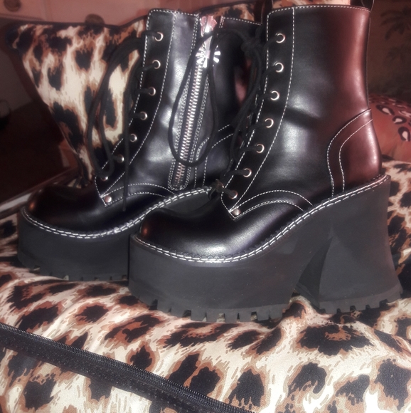 dark animal behavior platform boots
